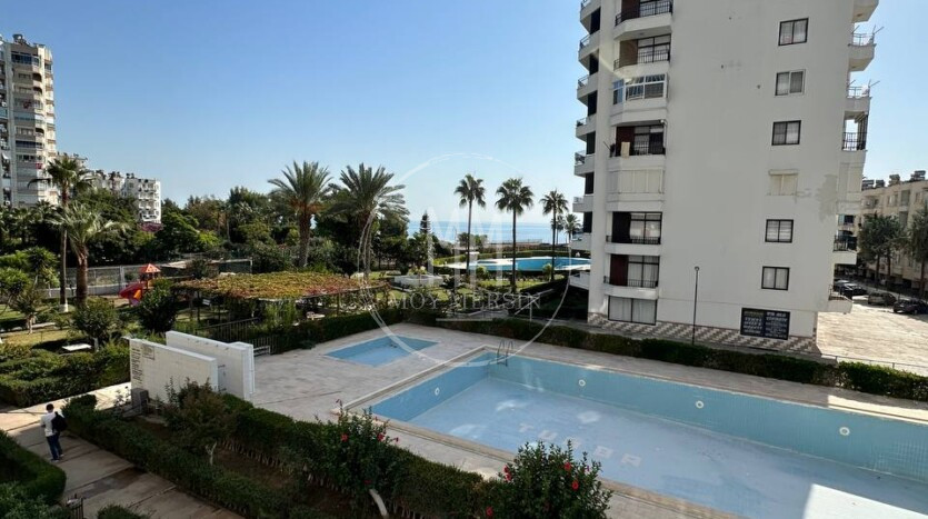 Квартира 3+1 в районе Тедже с видом на бассейн и море